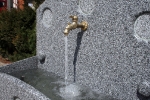 Brunnen mit Nostalgiewasserhahn